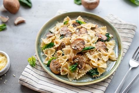 Įvairūs vegetariški makaronų patiekalai