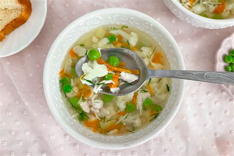 Soti naminė vištienos sriuba su makaronais ir daug daržovių