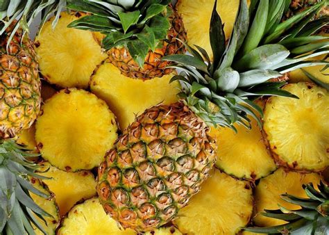 Pjaustytas ananasas ir kiti ingredientai ananasų salsai