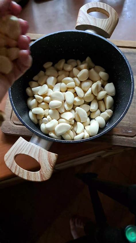 Česnakinis aliejus ruošiamas