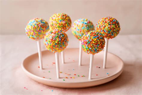 Įvairūs spalvingi cake pops ant padėklo