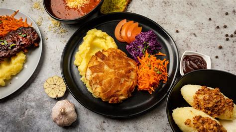 Naminių cepelinų porcija iš „Krido Bistro“
