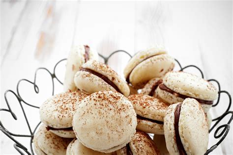 Ryškiai raudoni Macarons sausainiai su šokoladiniu kremu