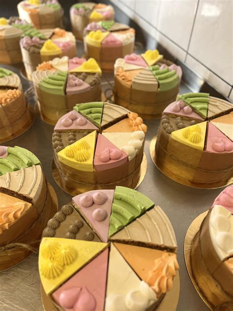 Vaisinio jogurtinio torto supjaustytas gabalėlis