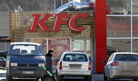 KFC restorano interjeras ir lankytojai