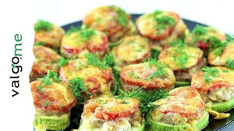 Apkepo sluoksniai su cukinijomis, faršu ir pomidorais prieš kepimą