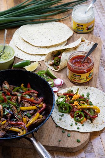 Fajitos patiekimas su atskirais ingredientais