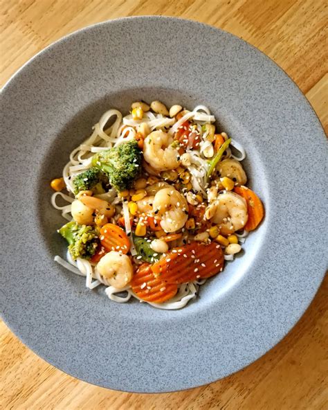 Autentiškas japoniškas wok su udon makaronais ir shiitake grybais