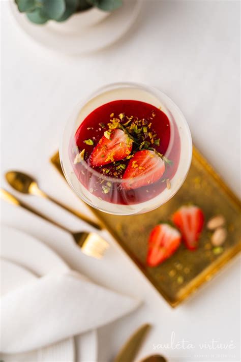 Zabaglione desertas su uogomis ir mėtų lapeliais