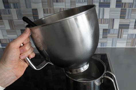 Zabaglione gaminimas metaliniame dubenyje virš verdančio vandens