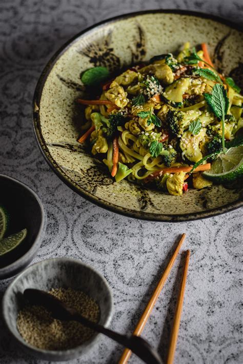 Tailando virtuvės stir-fry su kokosų ir laimo padažu