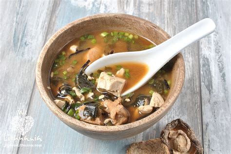 Aštriarūgštė sriuba su tofu ir grybais