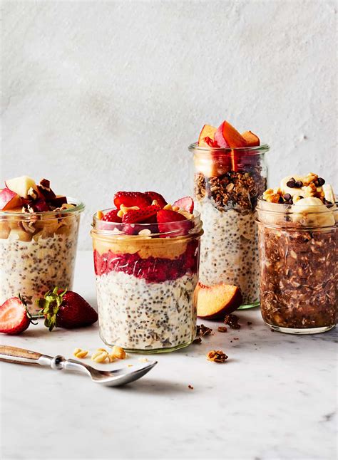 Įvairių, iš anksto paruošiamų pusryčių pavyzdžiai stiklainiuose (overnight oats)