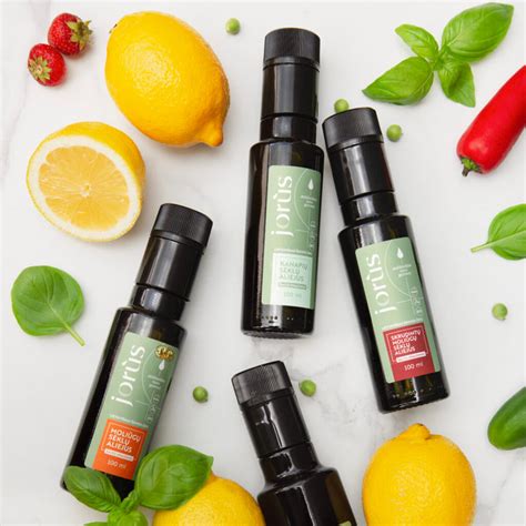 Įvairūs produktai su kanapėmis: aliejus, sėklos, miltai