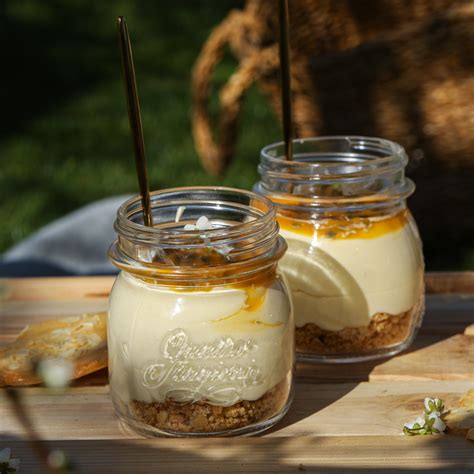 Nekepto sūrio pyrago stiklinėse ingredientai ant medinio stalo