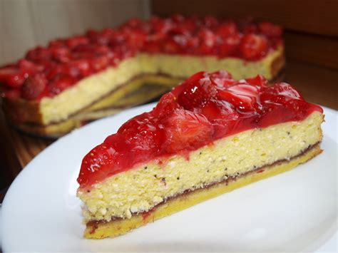 Pyragas su braškėmis, bananais ir varškės kremu iš arti