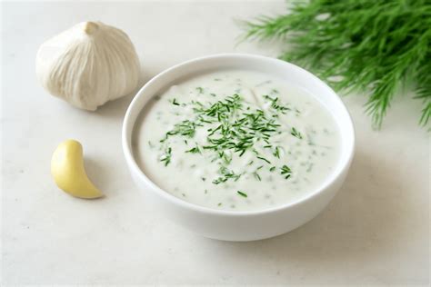 Jogurtinis padažas su mėtomis ir česnaku