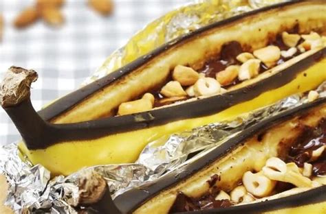 Paprastas bananų ir šokolado desertas lėkštėje