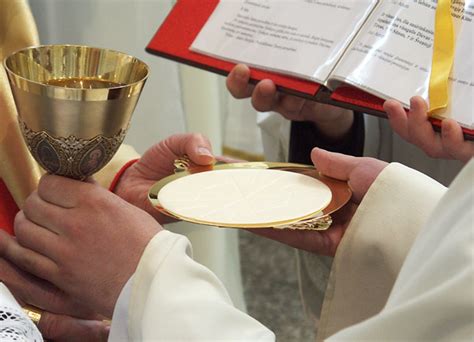Eucharistijos duona ir vynas simbolizuojantys Jėzaus kūną ir kraują