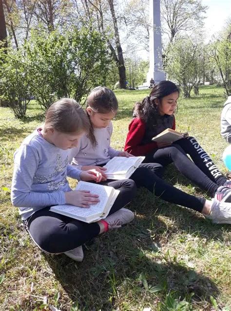 Šeima kartu skaito Bibliją ir meldžiasi