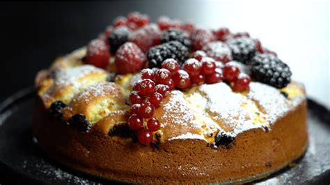 Varškės pyragas su džiovintomis spanguolėmis