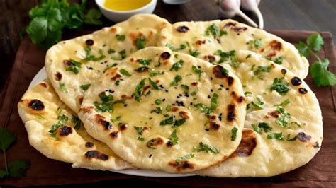 Įvairios plokščiosios duonos (Roti, Naan, Paratha)