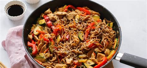 Vištienos ir daržovių wok patiekalas