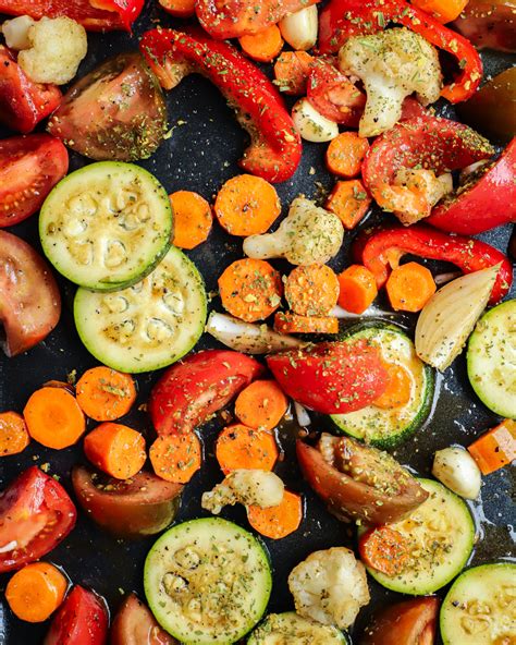 Keptų daržovių sriubos ingredientai prieš kepimą