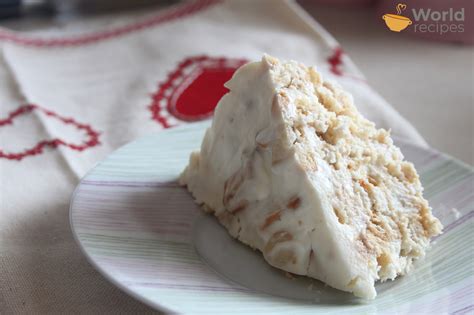 Krekerių torto su grietine ir kondensuotu pienu serviravimas