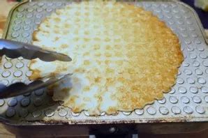 Traškūs vafliai patiekti ant grotelių