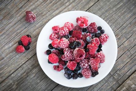 Įvairios uogienės ir uogos pyragų įdarams
