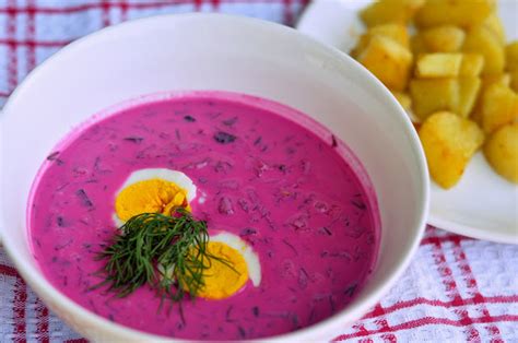 Šaltibarščiai su bulvėmis lėkštėje