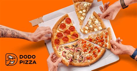 Pica ruošiama Dodo Pizza virtuvėje, demonstruojant šviežius ingredientus