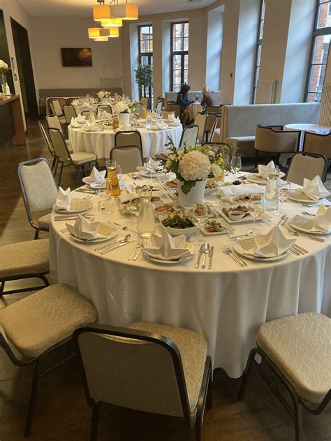 Elegantiškai paruošta banketinė salė vestuvių šventei „Sandijos“ restorane