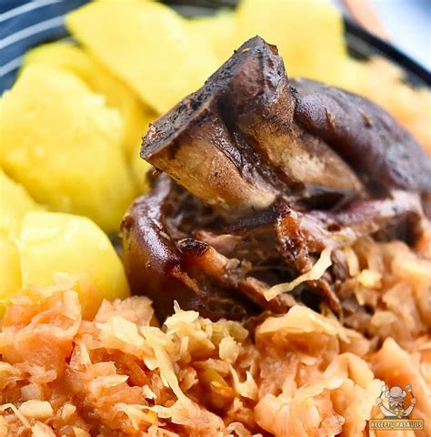 Troškinama karka su kopūstais puode