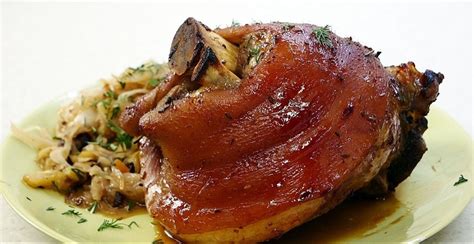 Lėkštė su kiaulienos karka ir kopūstais