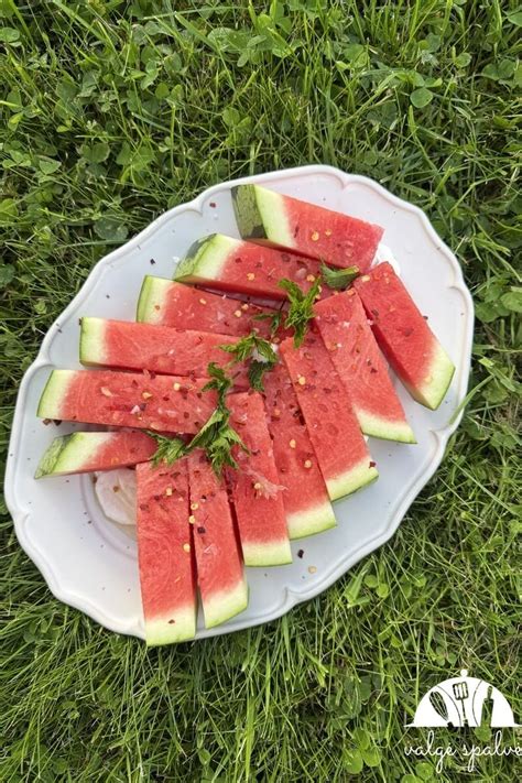 Arbūzas su išskobtu minkštimu