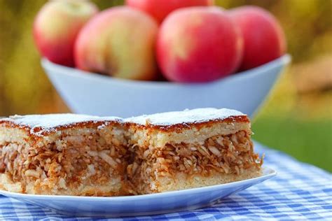 Kaip patiekti obuolių pyragą su ledais