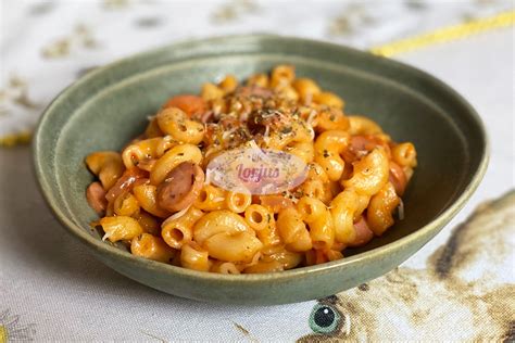 Makaronai su kalafiorais didelėje lėkštėje