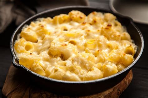 Lėkštė makaronų su kalafiorais ir pabarstytu sūriu