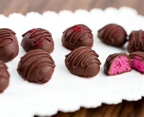 Šokoladiniai saldainiai su aviečių įdaru