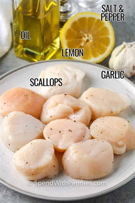 Marinavimo ingredientai ant lentos: druska, prieskoniai, citrinos