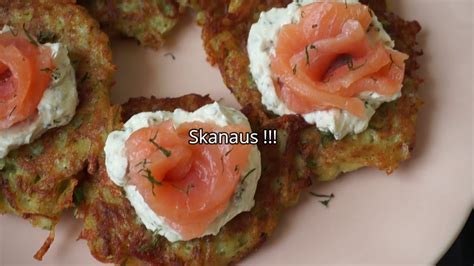 Bulvinių blynų su lašiša ir rikota patiekimas