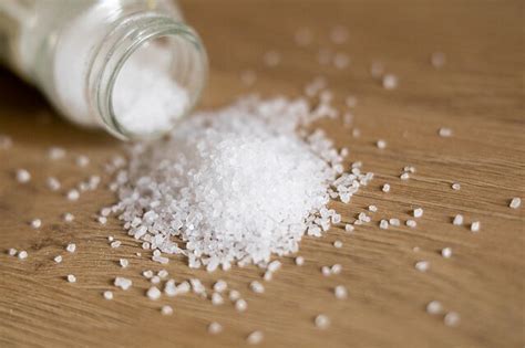 Druska apiberta mėsa inde