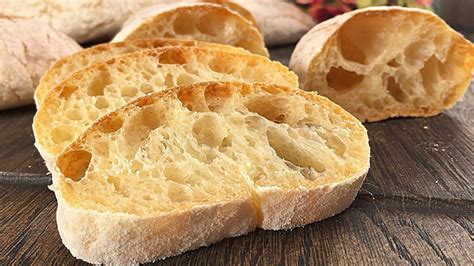 Ciabatta duonos pjūvis su didelėmis poromis
