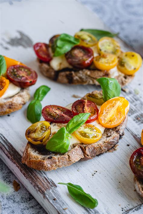 Bruschetta su pomidorais ir mocarela