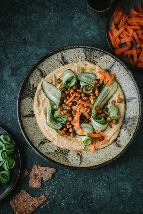 Humusas patiekiamas su pita, falafeliais ir šviežiomis daržovėmis