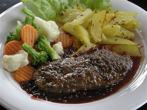 Keptos mėsos kepsnys su įvairiais padažais
