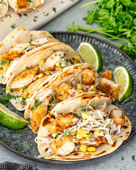 Ryškūs ir spalvingi vištienos ir avokado tacos