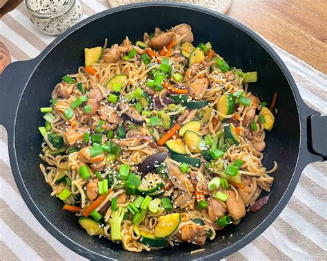 Ryžių makaronai su traškiomis daržovėmis wok keptuvėje